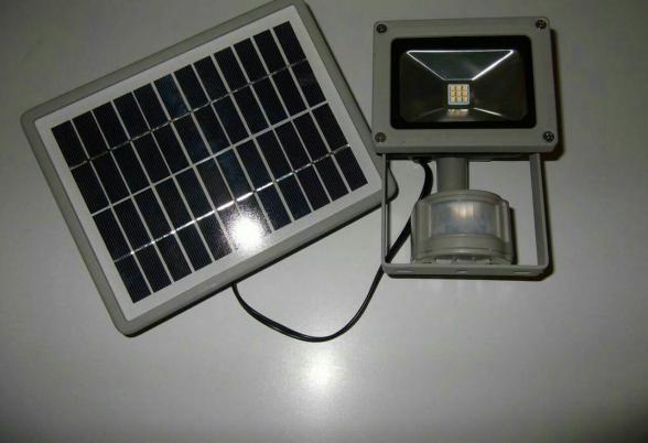 ساعات کارکرد چراغ پرژکتور های خورشیدی