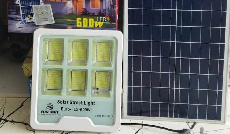 خرید جدیدترین انواع پروژکتور خورشیدی خیابانی